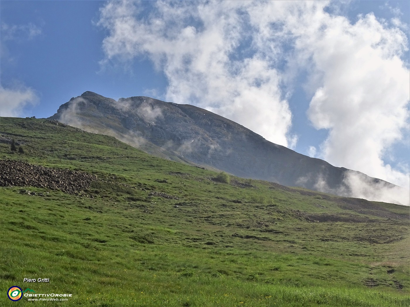 23 Prima ed unica vista sul Pizzo Arera che per pochi minuti si scrolla di dosso le nuvole mattiniere.JPG